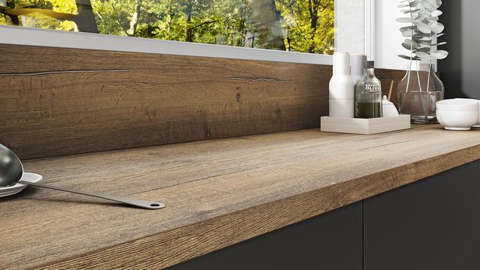 Detailaufnahme Küchen-Arbeitsplatte aus Holz