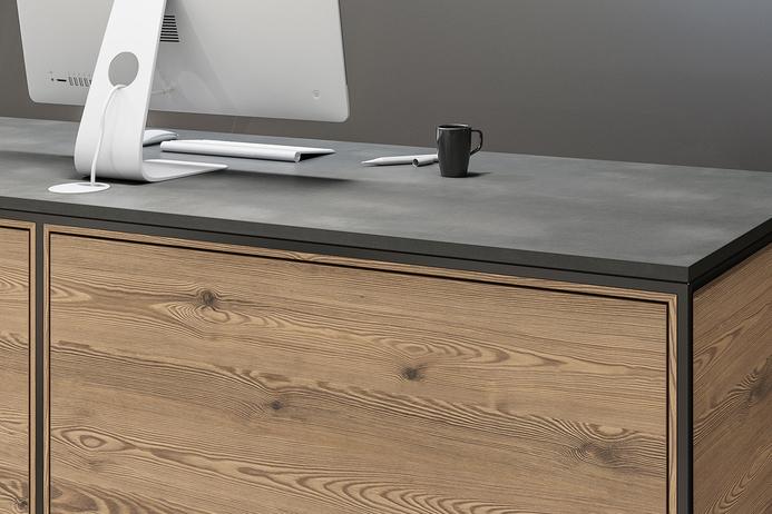 Detailaufnahme von Schreibtisch mit Computer Rückseite