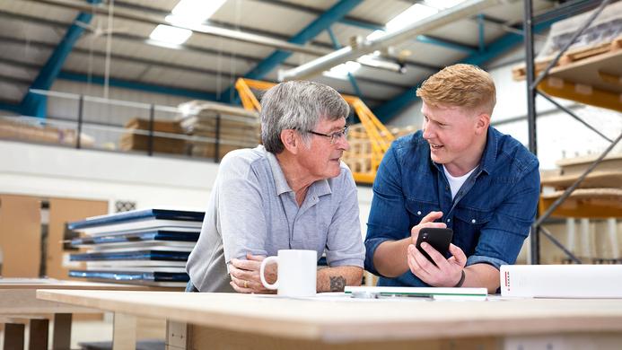 Zwei Männer beratschlagen sich in Werkstatt