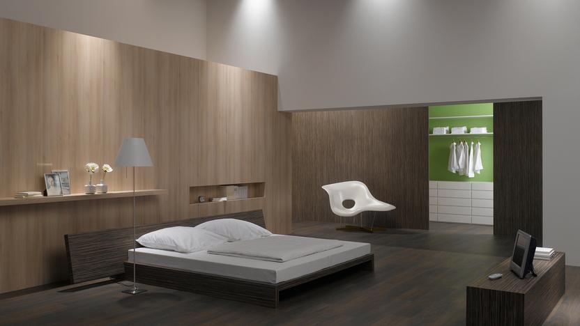 Modernes Schlafzimmer mit Spotlights und begehbarem Schrank