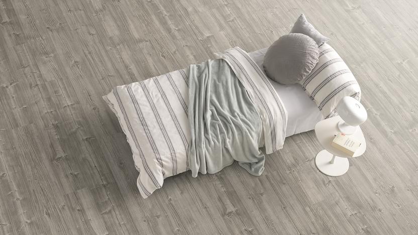 Helles Bett mit Decken,Kissen und Beistelltisch inkl. Lampe