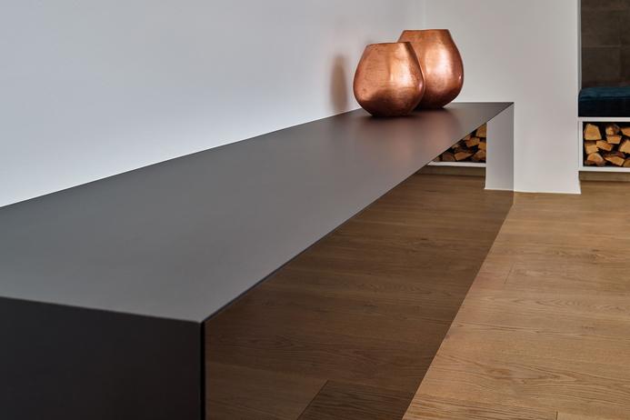 Schwarzes Sideboard mit Lackoberfläche