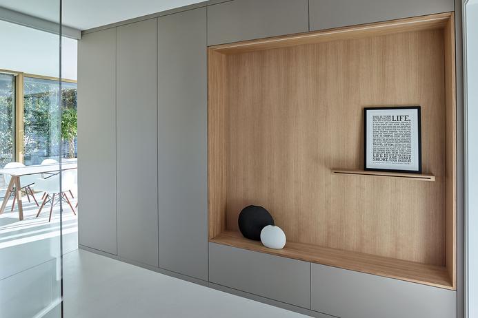 Offener Wandbereich aus Holz mit Regal