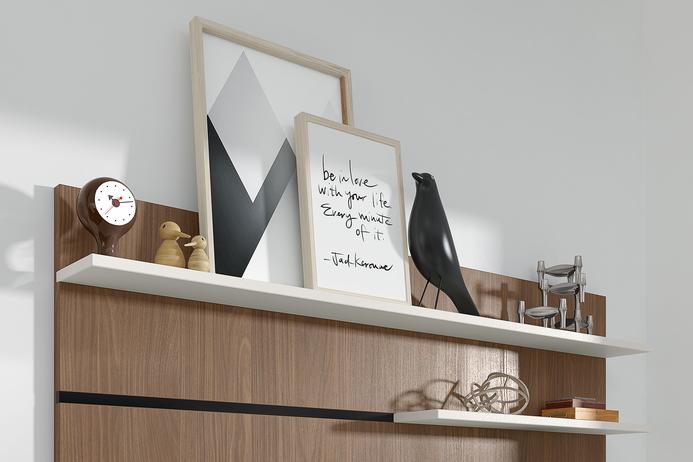 Hängeregal aus Holz mit Bildern und Deko