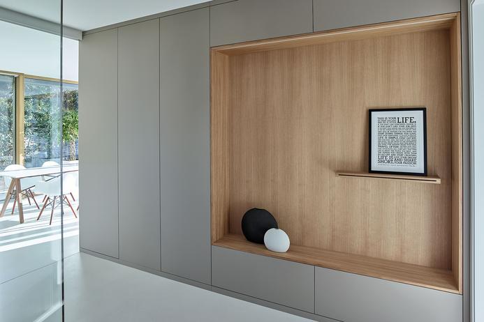 Offener Wandbereich aus Holz mit Regal