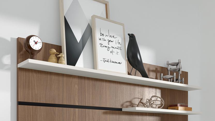 Hängeregal aus Holz mit Bildern und Deko