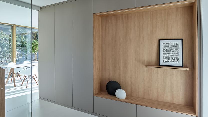 Holz-Wandeinlass - Hersteller Egger Offener Wandbereich aus Holz mit Regal